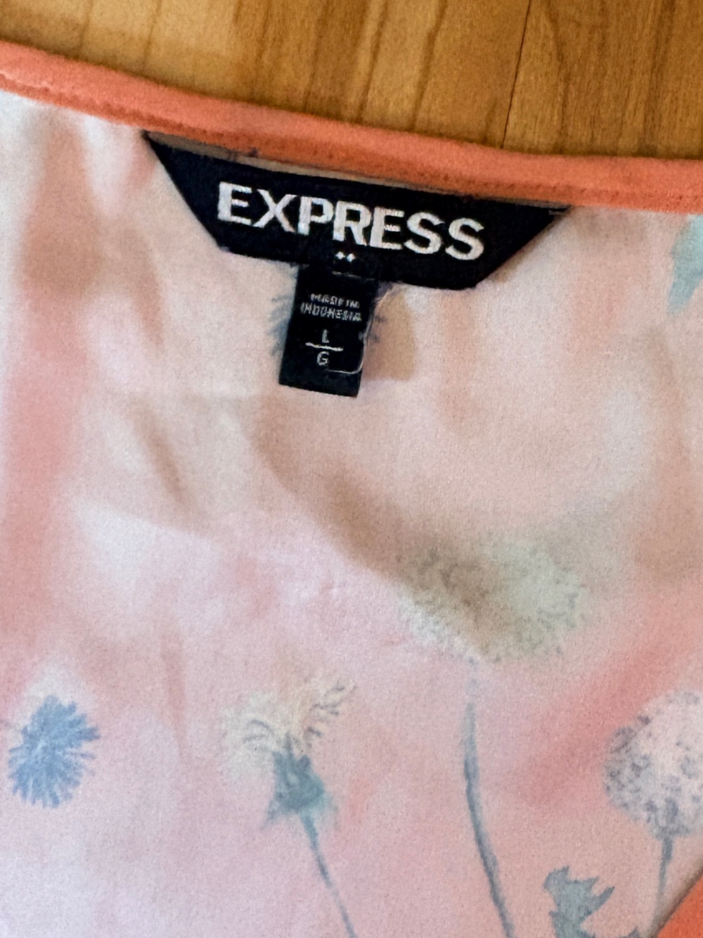 Express Coral Floral V-Neck Women's Top Large - Picture 4 of 8
